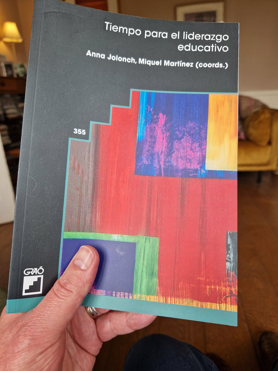 Delighted to have this beautiful book in my hand, and proud to share space in it with very esteemed company. @AnnnaM_Art Miquel Martinez, @GJC_Ross @QingGu2 @JoseWeinstein @RobinsonViviane and more. Time for Educational Leadership