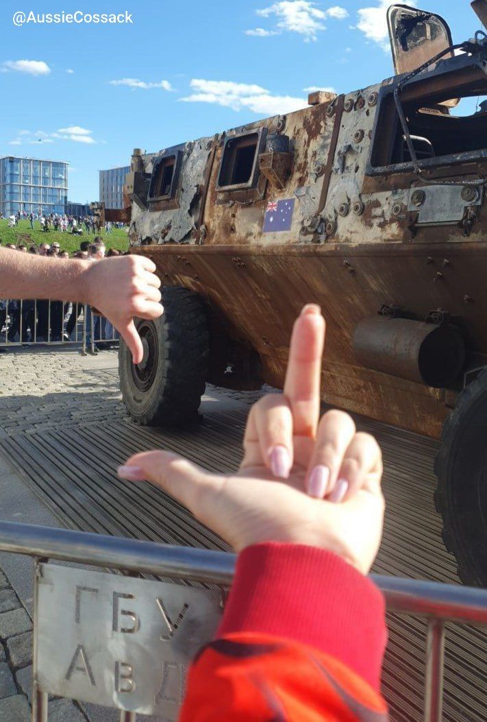 🚨🇷🇺🇦🇺 Locals in Moscow react to an Australian Bushmaster on display with other NATO war trophies.
