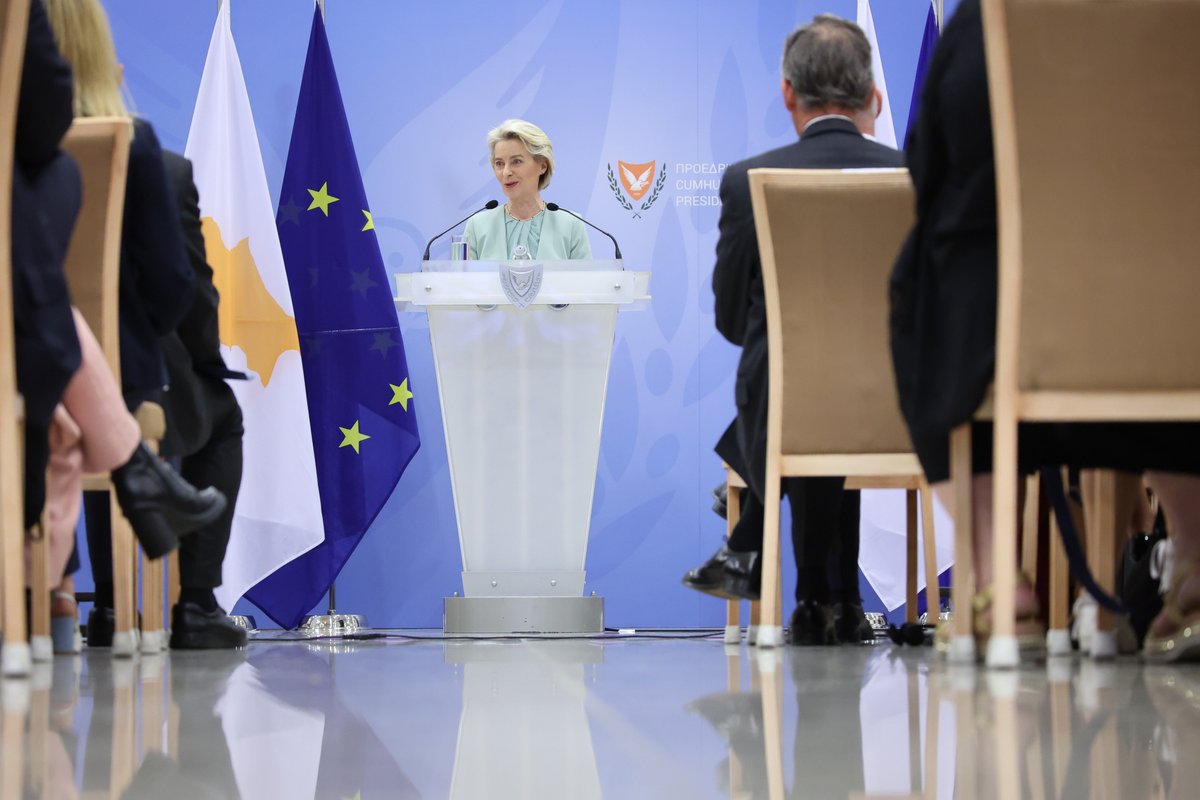 🇪🇺🇨🇾 President @vonderleyen in Cyprus 📸📽️ Photos y videos available on: europa.eu/!8rgcvJ