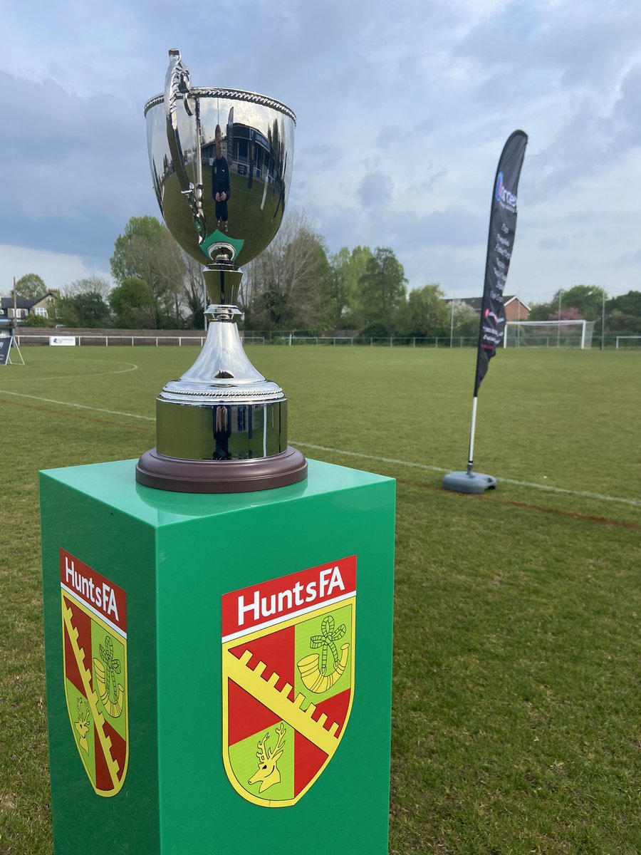 All ready now for our u12 Girls County Cup Final here at a warm, sunny @EynesburyRovers with @GirlsUnitedFC1