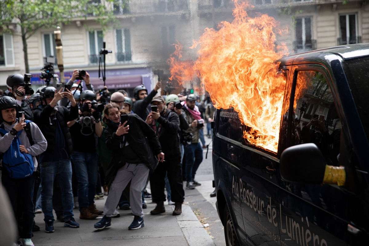 Fransa'nın başkenti Paris'teki 1 Mayıs gösterilerinde polisle göstericiler arasında arbede yaşandı. Eylem sırasında bir grup gösterici çevreye zarar verirken, güvenlik güçleri ise protestoculara copla sert müdahalede bulundu.