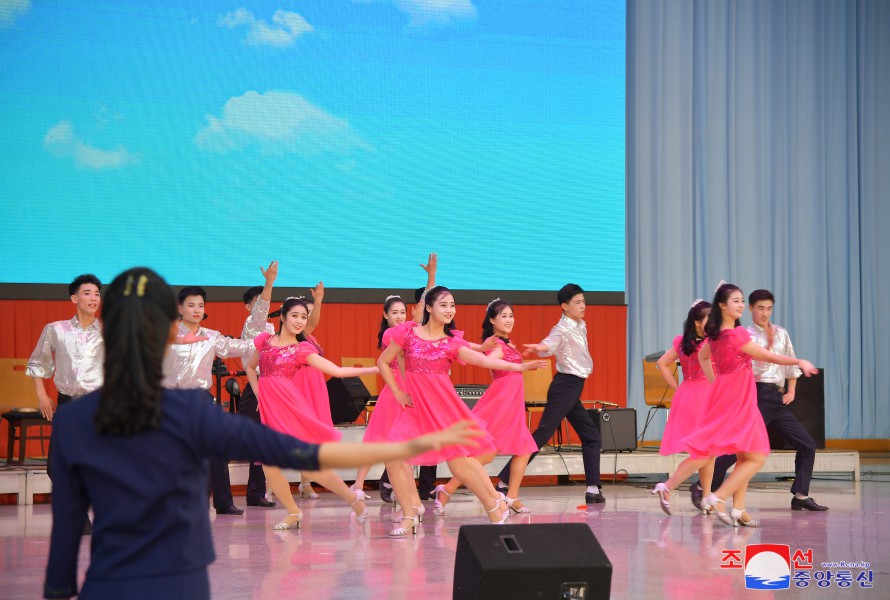 An art group of the Korean Art Association of the Disabled gave its performance 'We Love Our Country' at the Pyongyang Municipal Youth Park Open-Air Theatre at the foot of Moran Hill from April 22 to April 28.
#DPRK #NorthKorea