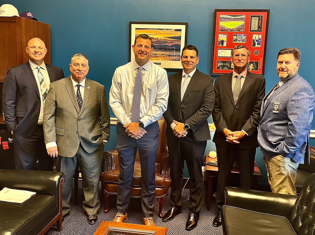 Productive discussions with @RepDavidValadao at the WCC Spring Fly-in about the mental health ride-along program, funding for local law enforcement, and the childcare bill. @OregonCOPS @wacops_official @ShopoHawaii @APDEmployees @BrianMarvel