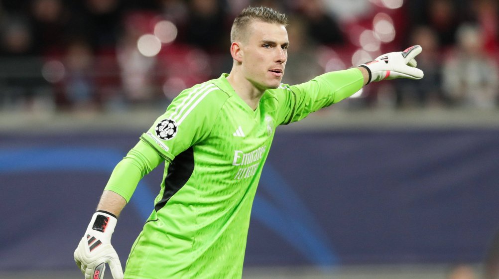 Lunin esta temporada, su primera siendo titular... - 10 Portería a cero en LaLiga - 2.3 Atajadas por partido (78%) en LaLiga - 2 Porterías a cero en Champions - 4.4 Atajadas por partido (78%) en Champions Arquero de época