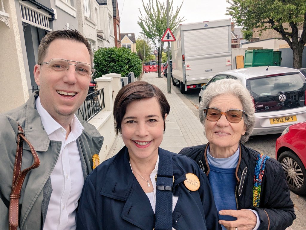 Lovely afternoon talking to voters in #Southfields with @robblackie,@Matt_building @DuncanLyons @kierenmccarthy.
Talked about #FixingTheMet, the environment and supporting EU citizens. 
#VoteLibDem on all 3️⃣ ballots 🗳