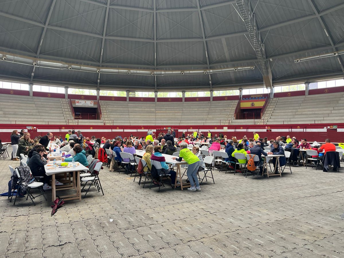 🗑 Un centenar de personas se ha sumado hoy a la quinta edición del 'Mantén limpio Arroyo', que ha servido para recoger cinco camiones de basura. La marcha, organizada por @LaSendaDeArroyo, ha tenido su fin de fiesta con una comida de hermandad en la Plaza de Toros