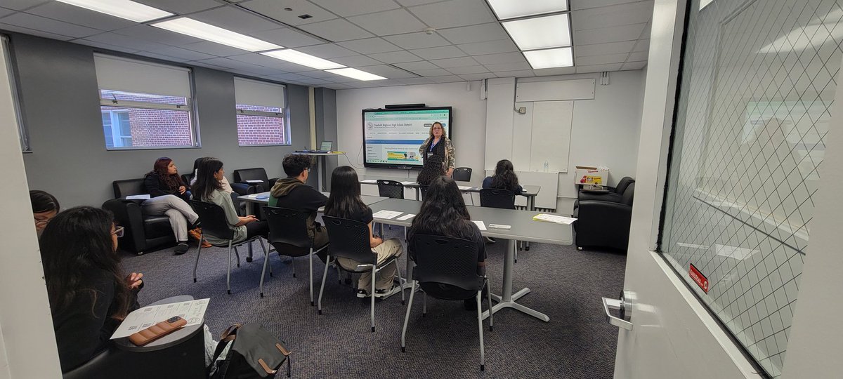 Thank you @Sharpie2470 for coming to host an Interview Workshop for the @FBHSColonials Culinary, Health Professions, and Med Sci Students! This was a great way to prep students for summer jobs and internships by doing mock interviews.