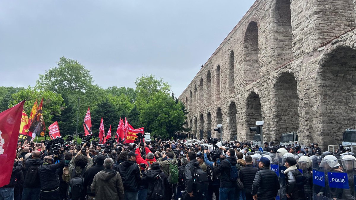 İstanbul #1Mayıs’ı: Binler Saraçhane’den Taksim’i zorladı, tertip komitesi polis saldırısı sırasında eylemi terk etti sendika.org/2024/05/istanb…