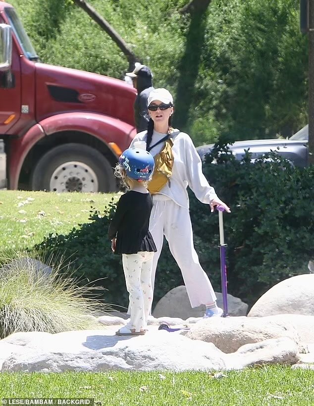 Katy Perry foi fotografada durante passeio com Orlando Bloom e Daisy Dove, hoje em Beverly Hills.