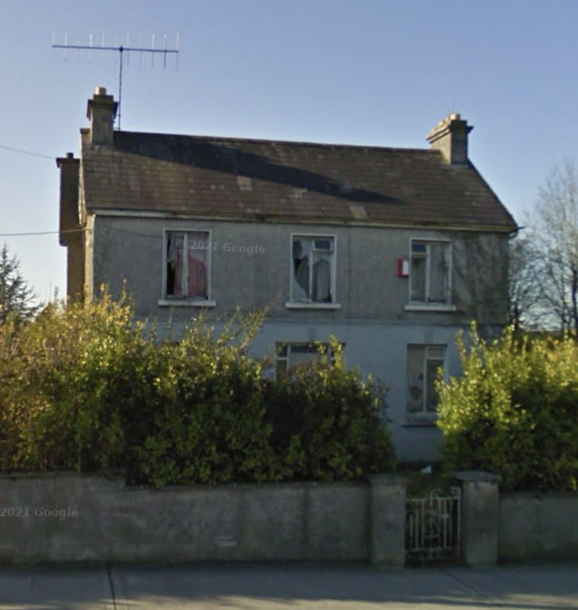 I’ll never understand why these houses on St Nessan’s Road, Dooradoyle, #Limerick were demolished some years ago only to be replaced by a so-called temporary car park and an empty site.