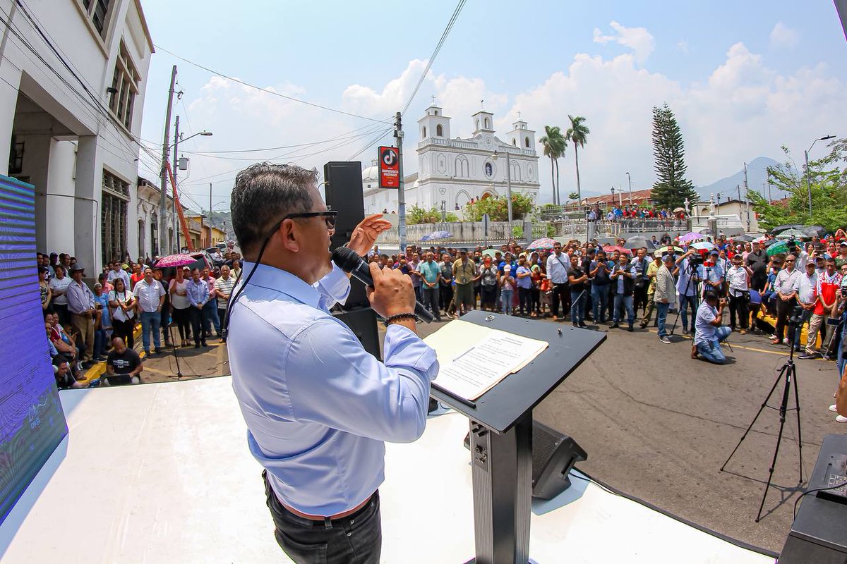 #TomaDePosesión I El alcalde de Ahuachapán Centro por el PCN, @CarlosMilla1007, indicó que “ninguno de nosotros esperábamos que íbamos a acabar con las pandillas, pero Dios y el Presidente (@nayibbukele) lo hizo, hoy respiramos un ambiente de paz y alegría, ahora nos toca hacer…