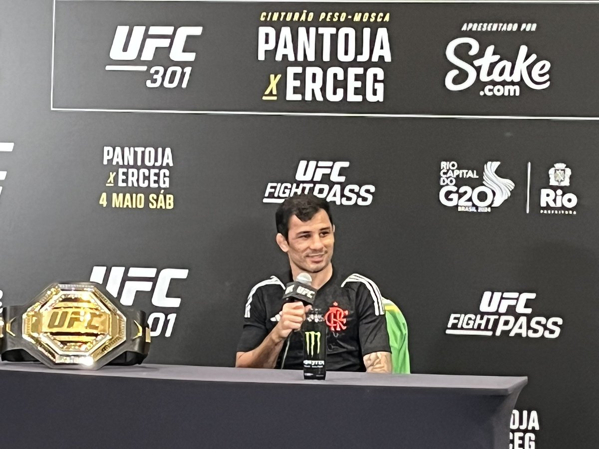 Pantoja agora brotou de camisa do Flamengo para rebater o “botafoguense” Steve Erceg Clima de Fla x Botafogo no UFC Rio 😂
