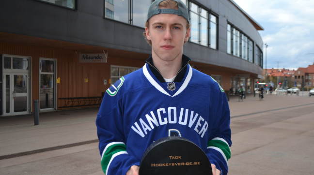 'It's obviously exciting to receive this award for my season...It's an honour. There are many great names, so it's just fun.' Jonathan Lekkerimäki takes home 2024 @EliteProspects Award as top junior player in SHL #Canucks 🔓🔗: eprinkside.com/2024/05/01/jon…