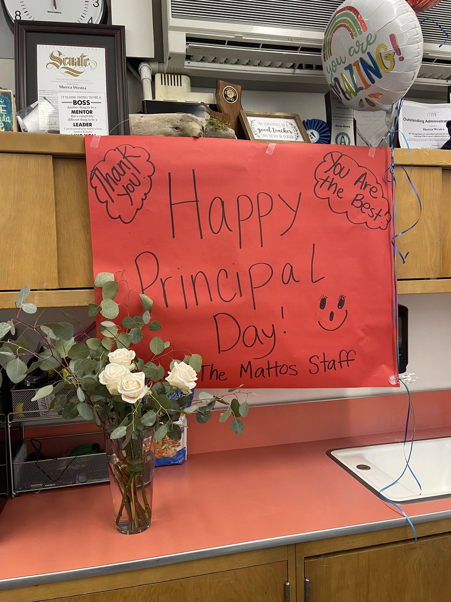 MattosRoom7's tweet photo. We love our principal!❤️ #PrincipalsDay https://t.co/i6UKghKh8e