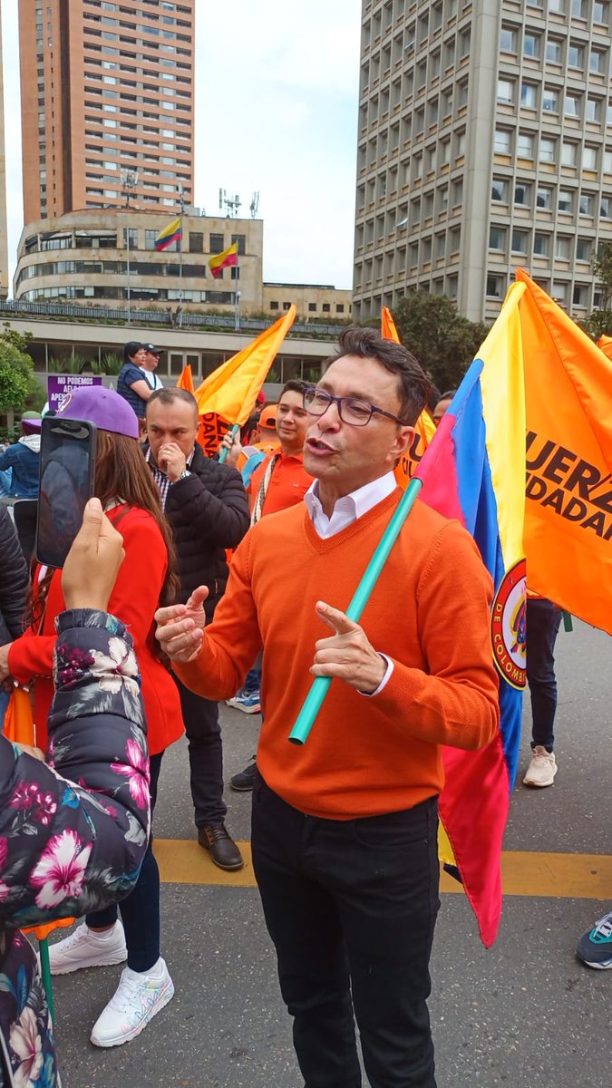 Que alegría ver al compañero @carlosecaicedo en la marcha!!