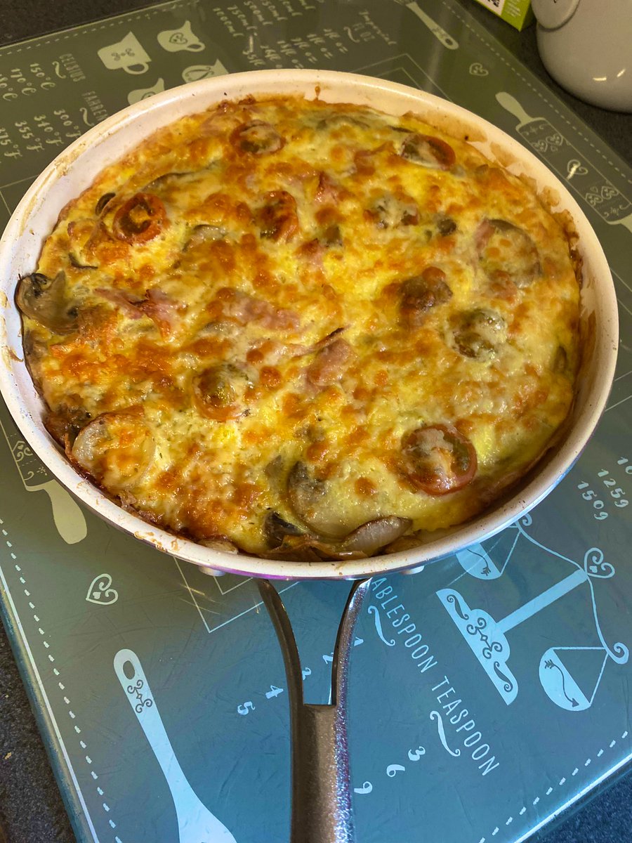 Normally it’s a bits and bobs quiche but tonight it was a frittata😋 so all the bits and bobs leftover from the weeks teas went into this 😍mushrooms, ham,shallots,tomatoes,garlic and 🧀 and plenty for lunch tomorrow 😊