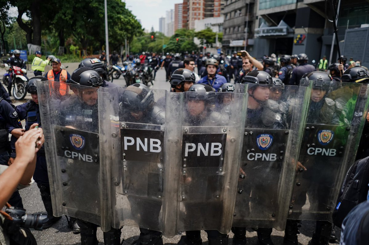 #EsNoticia 🇻🇪 Varias personas heridas tras agresión de motorizados del oficialismo El periodista @RCamachoVzla indicó que las personas lesionadas están siendo atendidas tras la episodio de violencia en Plaza Venezuela #1Mayo 📷Fotos: @Daev98 📲Detalles en…