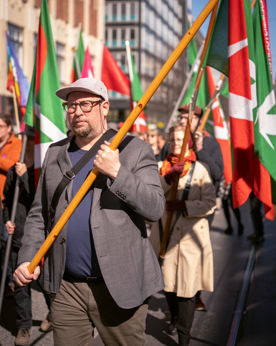 Arviolta noin 10 000 ihmistä osallistui Helsingin vappumarssille, enemmän kuin vuosiin. Oli todella upeaa katsoa Unioninkatua taakseen ja nähdä satoja ja satoja metrejä pitkän marssirivistön ja sadat liehuvat punavihreät liput.