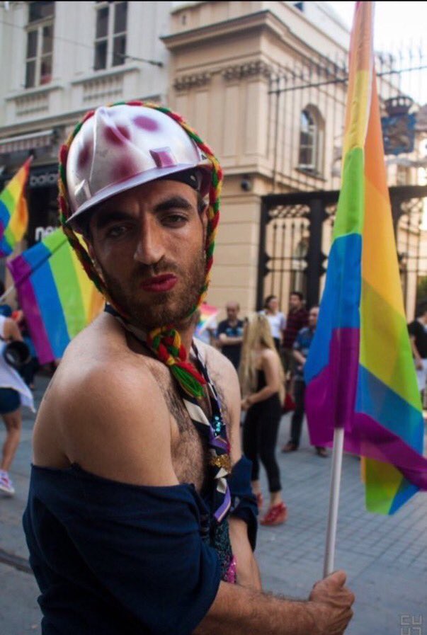 Böylelerinin neyi protesto ettiklerini ve neyi desteklediklerini bilmemelerinden dolayı LGBT hareketi amacından, yolundan ve hedefinden saptı.