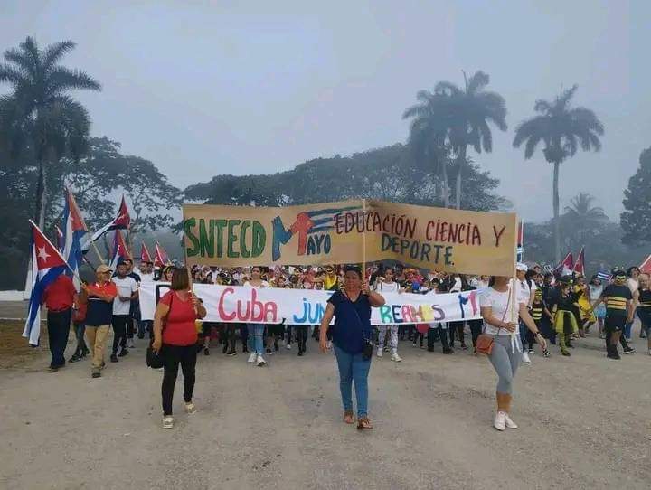 Una fiesta de pueblo este #1DeMayo donde unidos todos desfilamos en #CabaiguánEduca. #SanctiSpíritusEnMarcha
