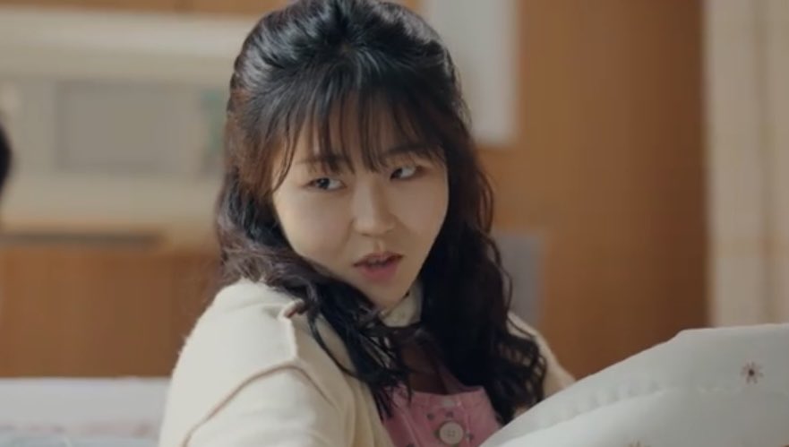 Hyun Ju’s fate was changed too! 
- Before Time travel - Careerwoman
- After Time travel - Mother of 2, married to Geum
And her hair even changed! Really love the attention to details of this drama 🥲🤯
#LovelyRunnerEp8 선재업고튀어 #LovelyRunner