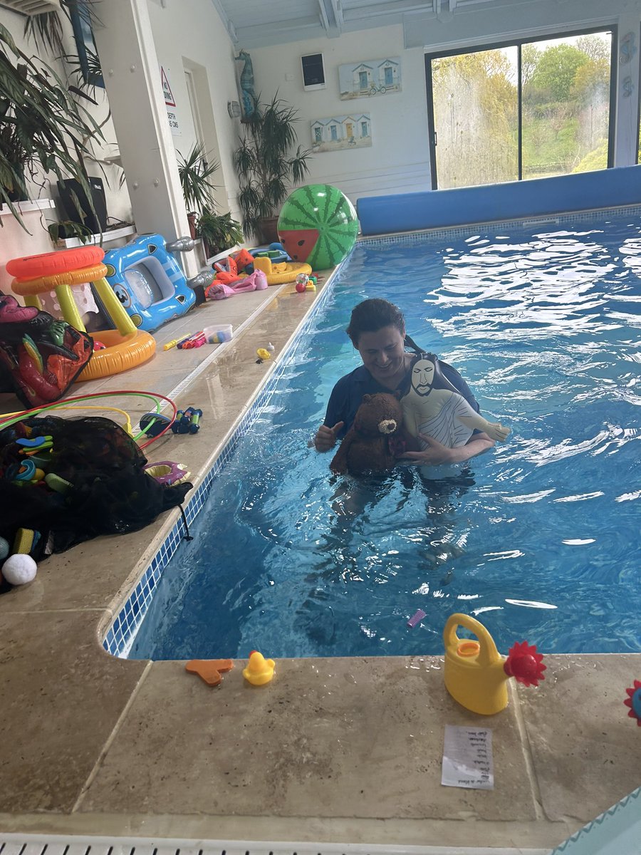 shaz1childrenme's tweet photo. Innovation!
Water confidence ✅
Making friends ✅
Bible story✅
Cake ✅
The joy of visiting groups!#CofEinDevon #AquaBearsandPrayers https://t.co/X8NsYUDedw