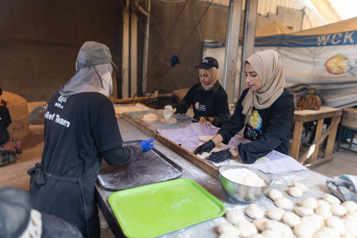 WCK’s woman-led bakeries resumed work alongside our Gaza kitchens. We use traditional clay ovens & innovative griddles fueled by wood pellets to cook thousands of breads daily. The freshly-baked bread accompanies the nourishing meals we serve displaced Palestinians. #ChefsForGaza