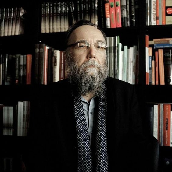 «Nunca antes se había glorificado tanto el individualismo y, al mismo tiempo, nunca antes las personas de todo el mundo habían sido tan similares entre sí en su comportamiento, hábitos, apariencias, técnicas y gustos. En la búsqueda de “derechos humanos” individualistas,