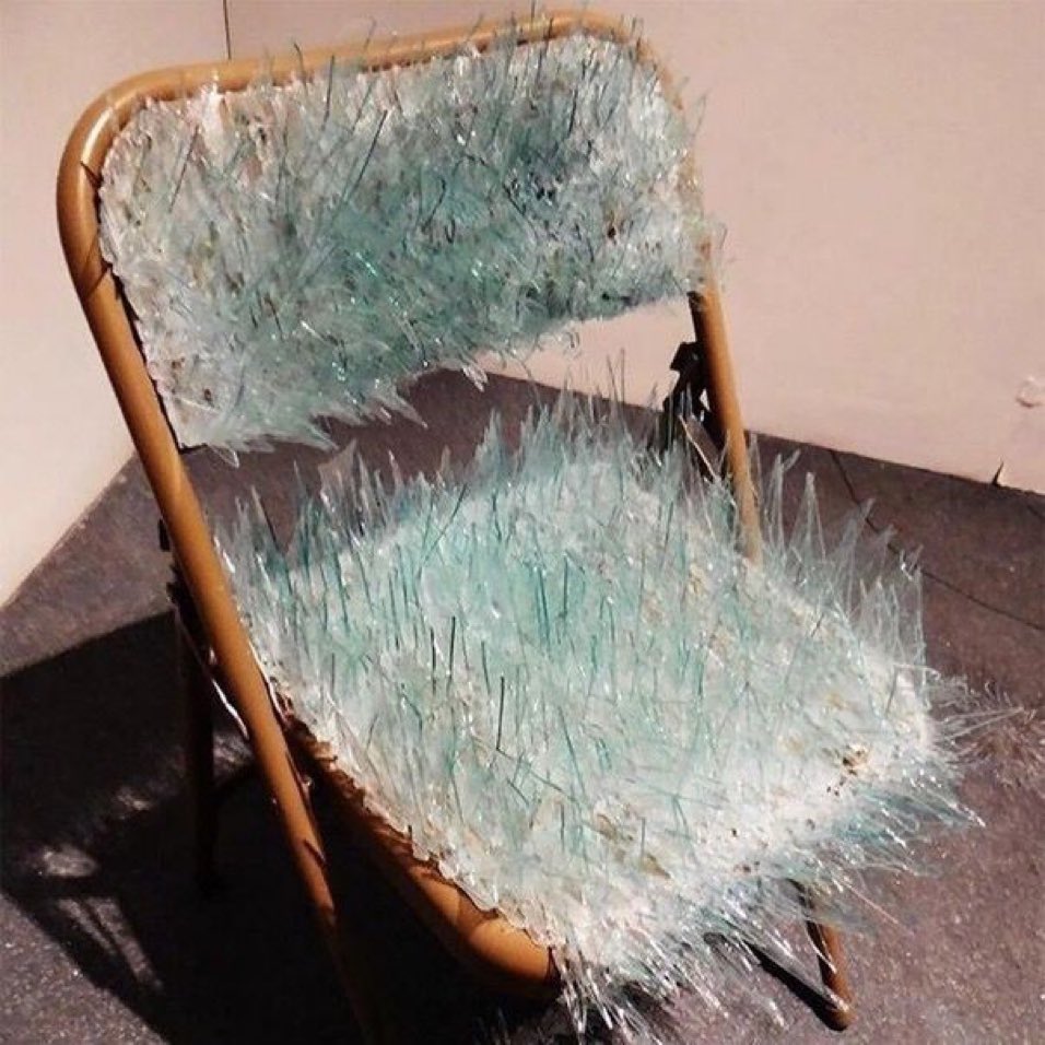 अगर इस कुर्सी के ऊपर किसी एक नेता को बैठाने का मौका मिले तो आप किसे बैठाओगे??😀