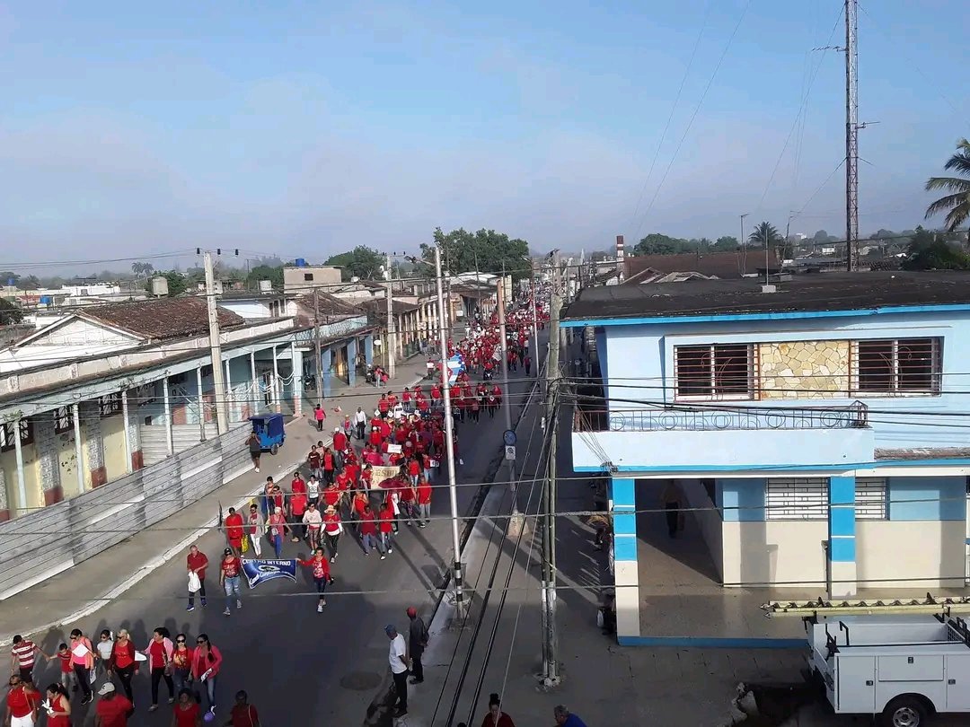 En #Placetas los trabajadores reafirman su compromiso con la patria, en marcha multitudinaria de todos sus sindicatos en este #PrimeroDeMayo con la firme convicción de que #PorCubaJuntosCreamos #JuntosPorCuba