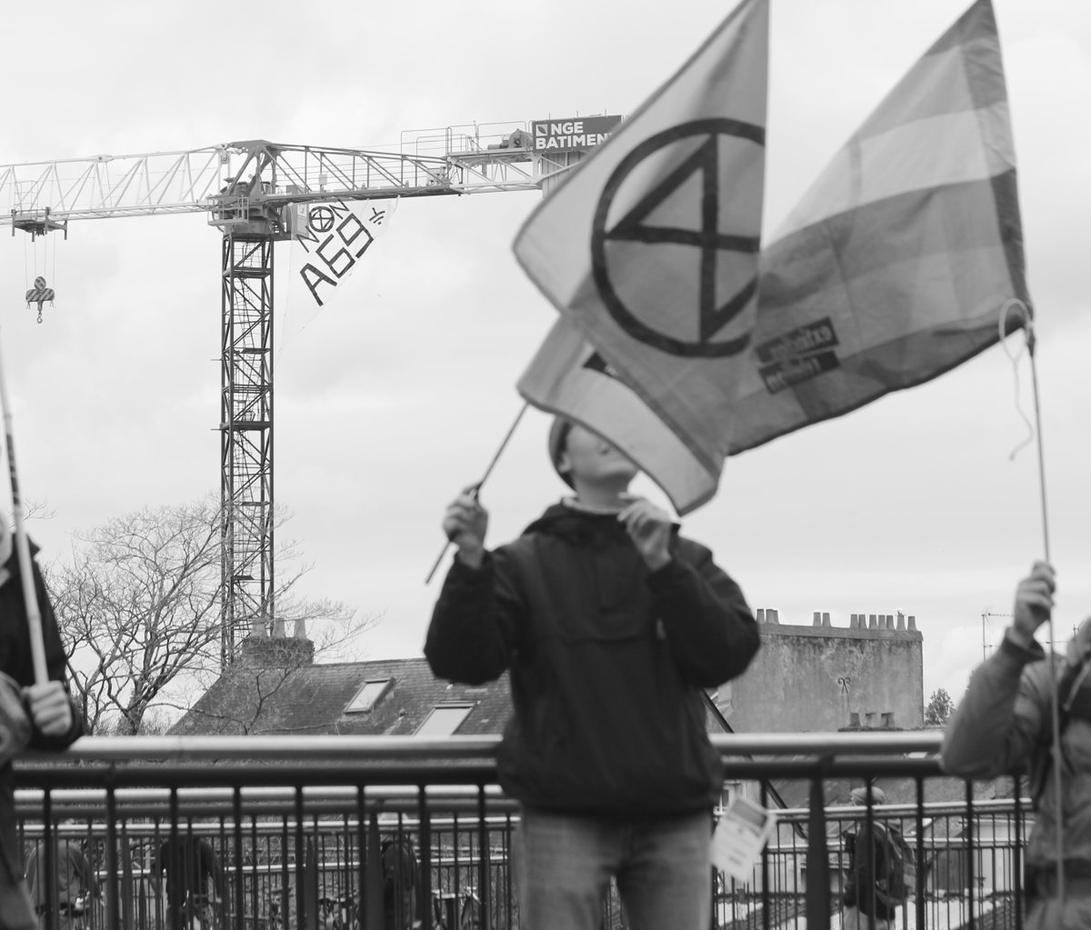 🏗 Ce matin nous avons accroché une banderole 'Non A69' sur la grue d'un chantier de l'entreprise de BTP NGE, cour des 50 Otages, pour dénoncer l’implication du concessionnaire NGE/Atosca dans le projet destructeur et inutile de l’#A69 #STOPA69 #NOMACADAM #MAFIA69
