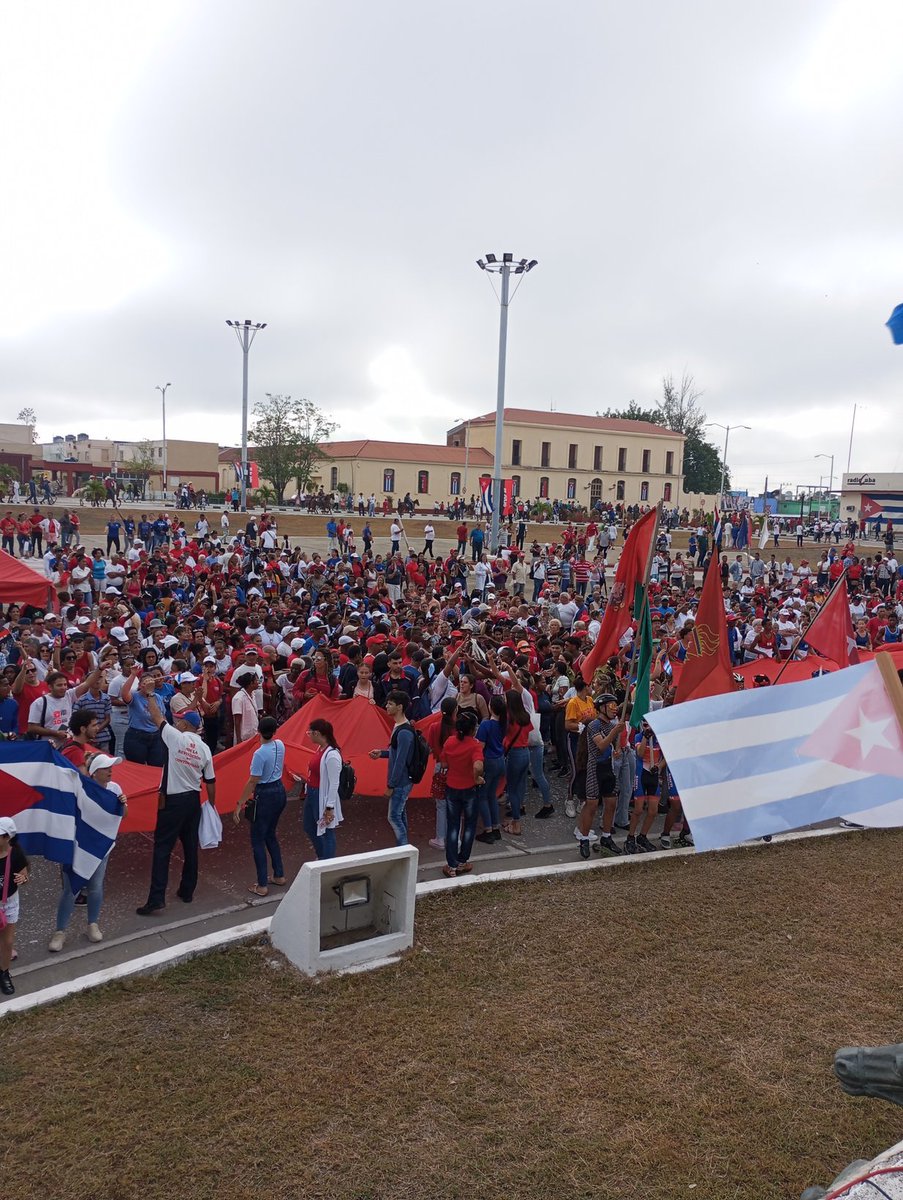 El pueblo de #Cuba respaldando a la Revolución con alegría y compromiso.
Viva el #1Mayo 
#SanctiSpíritusEnMarcha.