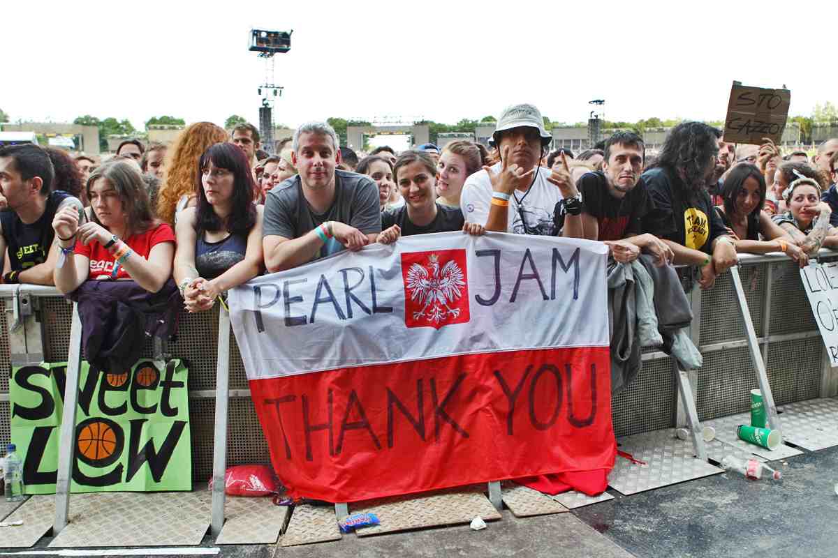 @PearlJam THANK YOU for keeping our flag/sign from the 2014 tour in your headquarters 🥰 spotted in the @AppleMusic interview #2014 #miltonkeynes #10yearslater