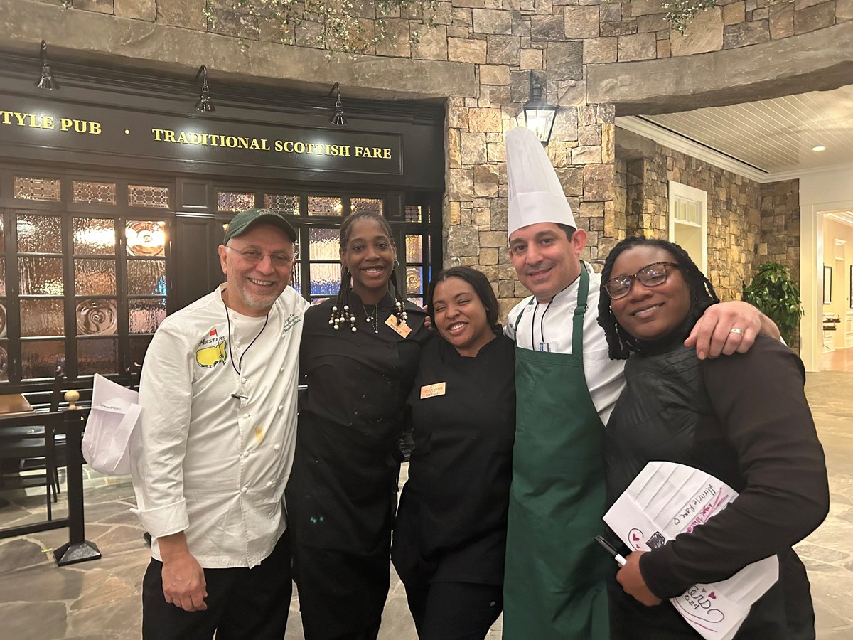 👀  You never know who you might meet at events like the Masters. During the experience, LCI students had the opportunity to meet Michelin Chef Enzo Coccia. #culinaryschool #1culinaryschool #culinaryeducation #batonrouge #lci #louisiana #culinaryarts