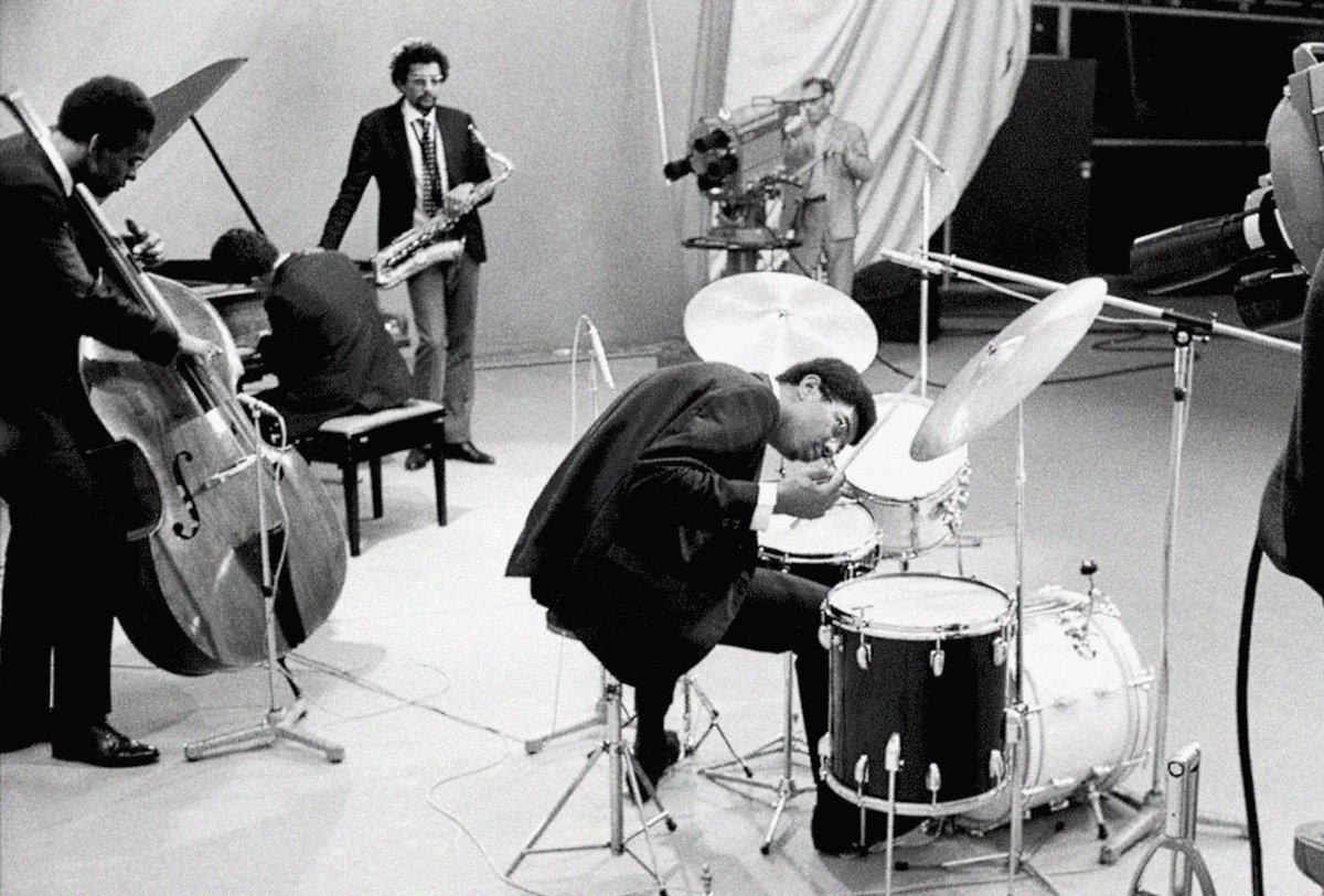 Charles Lloyd Quartet = Prague 1967 with Keith Jarrett
youtube.com/watch?v=kcUJe_…
#jazz #art #jazzlegends #piano #jazztrio #jazzstandards
