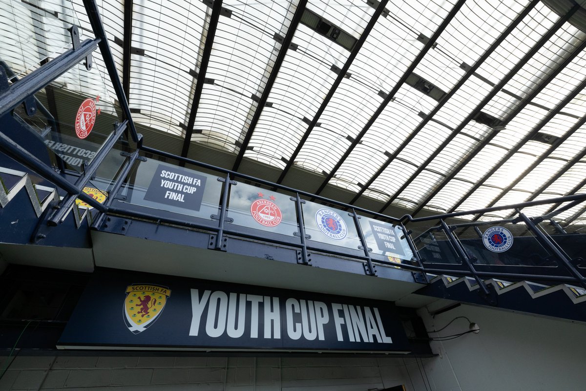 𝙏𝙝𝙚 𝙘𝙤𝙪𝙣𝙩𝙙𝙤𝙬𝙣 𝙞𝙨 𝙤𝙣! 🏆🏟⏳ The Rangers and Aberdeen players have checked-in at Hampden as they get set to do battle in the #ScottishYouthCup Final 🔵🔴 ⬇️⬇️⬇️ dailyrecord.co.uk/sport/football…