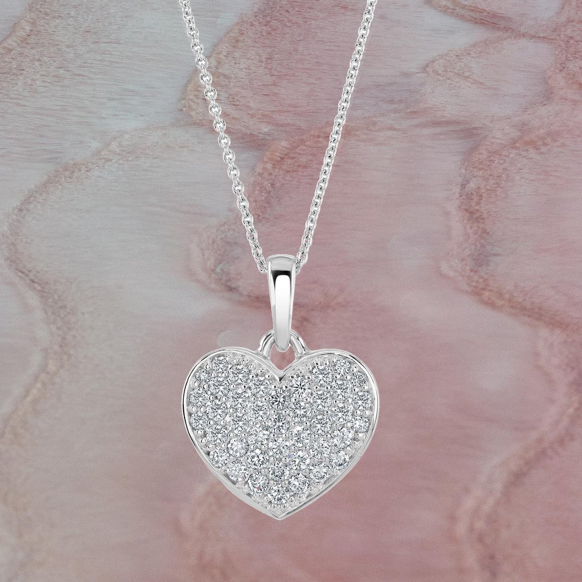 Say ‘I love you’ with a sparkle or two… ❤️

#iloveyou #diamondnecklace #finejewellery