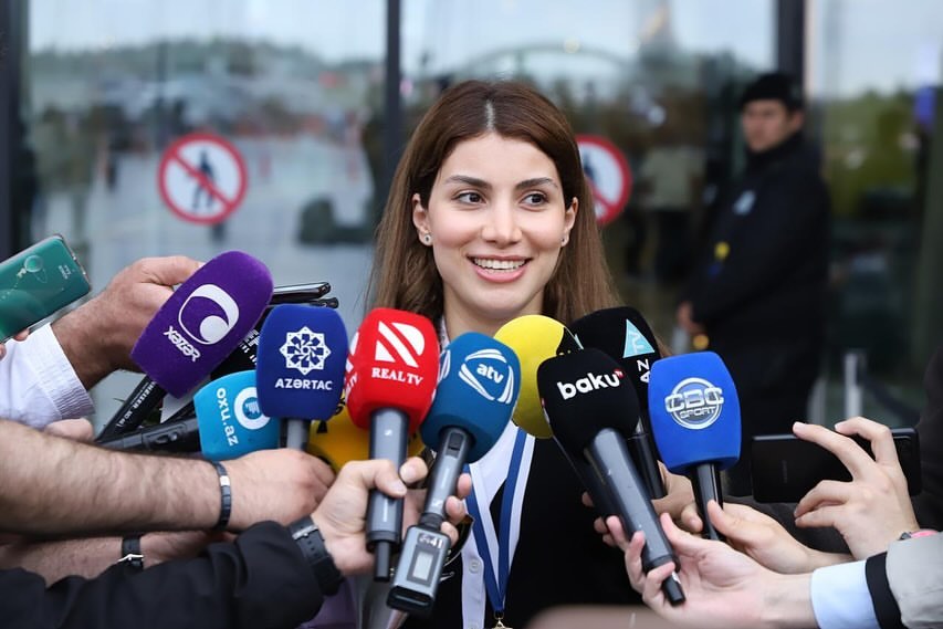 What happens when you win the European Women's Championship? 🤔😁

📷: Azərbaycan Şahmat Federasiyası
#chess #womeninchess #EWCC24