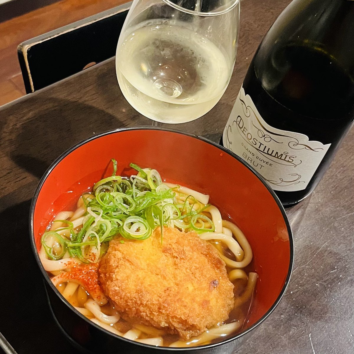 蓮です🪷お疲れちゃんです🥂
お夜食に東京風？おうどん。コロッケ入ってるん初めて見た衝撃ったら😆でも甘辛のお出汁にあうんね〜

皆様も、今日もお疲れ様です🥂
明日も寒いんかなぁ…💧