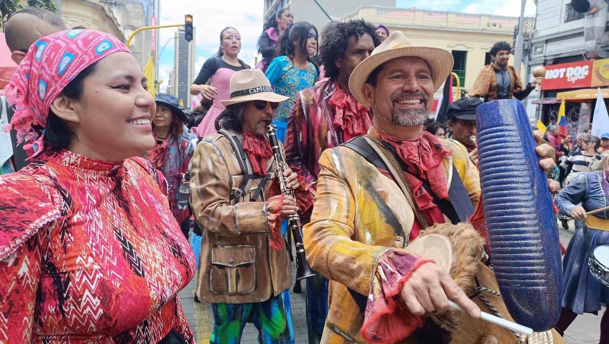 Con alegría #LeMarchoAlCambio por el reconocimiento de las culturas, las artes y los saberes como un trabajo que aporta al desarrollo económico del país, a la memoria, la paz y la reconciliación.