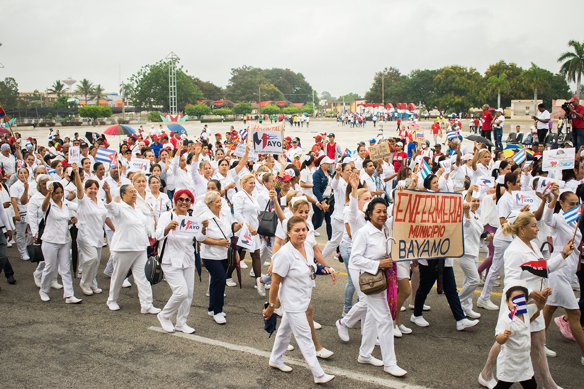 #FOTOS | Unos 90 mil granmenses –en representación de toda la provincia- desfilaron este 1ro de Mayo por la Plaza de la Patria, en la Ciudad de #Bayamo. FOTOS | CMKX Radio Bayamo #Cuba #GranmaVencerá #1Mayo #PorCubaJuntosCreamos #GenteQueSuma