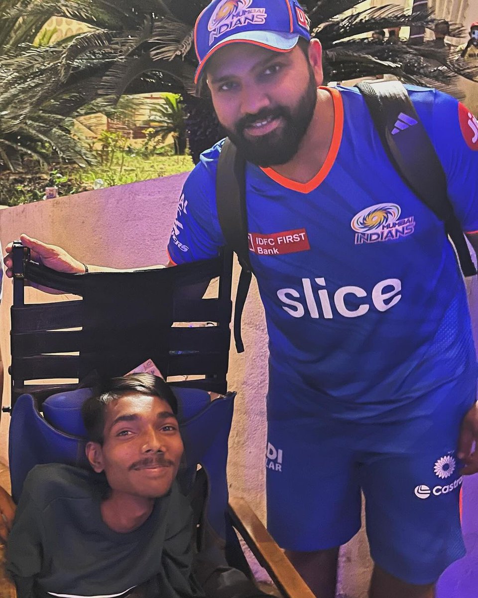Rohit Sharma with his hardcore fan. ❤️

- Picture of the day.