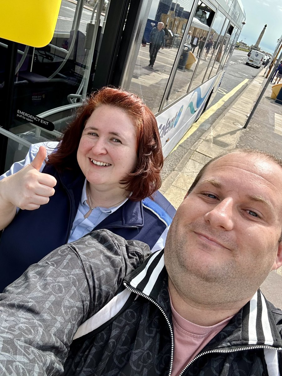 67198 (YX67 UZC) Enviro200 MMC
In new Hoverbus Solent Livery at Southsea Hovertravel Stop with a very welcoming happy driver & first being the new operators that started today ☀️😀 @FirstPortsmouth @HovertravelLtd