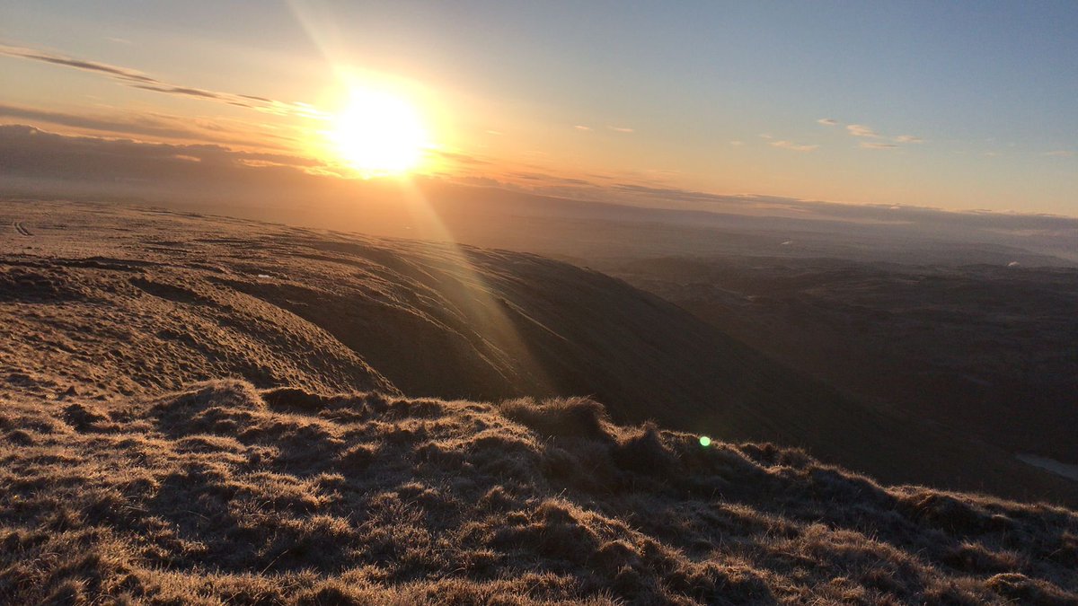 It’s frosty mornings and dawn starts for our Warden team at the moment, as they carry out bird surveys across the site. You can’t beat a Wild Haweswater sunrise 🌅 #WardenWednesday 📸 Pics from Assistant Wardens Richard and Rhys