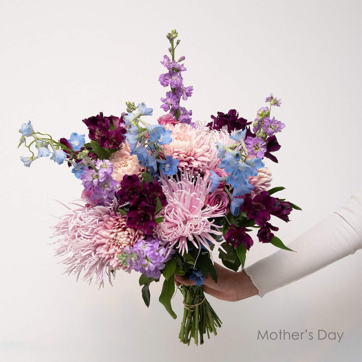 💐 Surprise mom with flowers on key occasions: 

🎂 her birthday, 💖 Mother's Day, 💍 anniversaries, 🏆 career achievements, or 🌈 just because. 

🌹 Each moment offers a unique chance to express love and appreciation. MomDeservesTheBest #FlowersForMom #Bloomingmore