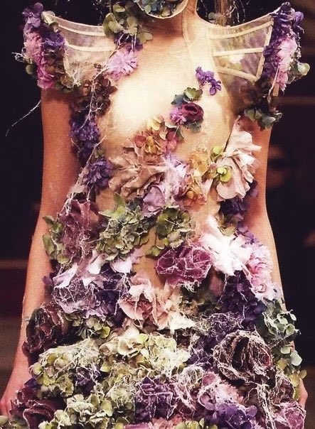 barbiekeiko's tweet photo. Sarabande Spring/Summer 2007

Esse se não servir de inspiração para a maioria das pessoas eu to maluca. Vestido de flores de seda misturadas com flores naturais que caiam na passarela enquanto a modelo desfilava https://t.co/nkv6xe8kaV