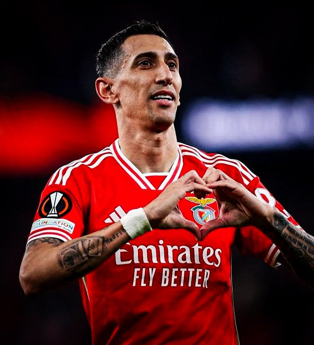 Físicamente: 4 mil minutos - sem lesões ✅
Golos: 16 ✅
Assistências: 13 ✅
Visibilidade para o Benfica  ✅ 
Ídolo do clube, cagou no guito ✅
Jogos decisivos ✅

Em qualquer clube do mundo os adeptos estariam todos a entoar cânticos para Di Maria ficar. No Benfica é diferente.