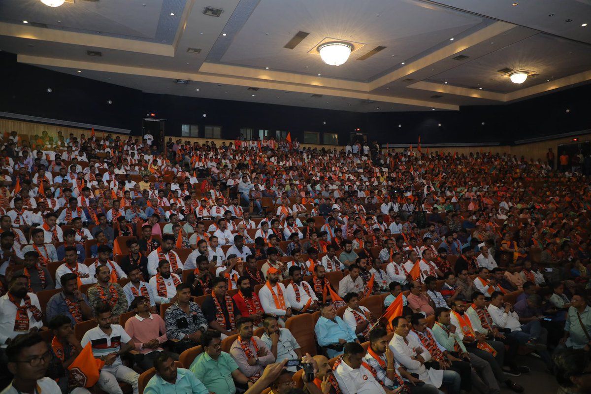 आपण आता विकासाच्या मुद्द्यावर एकत्र आलो असून आपली आयडॉलॉजी एकच आहे. ज्या विचारांमुळे शिवसेना वाढली, ते विचार फक्त सत्ता आणि खुर्चीसाठी विकण्याचं काम शिल्लक सेनेच्या नेत्यांनी केलं. जे लोक सावरकरांना शिव्या देतात, त्यांचं स्वागत यांना शिवतीर्थावर करावं लागलं, ही नामुष्की आहे. एक…