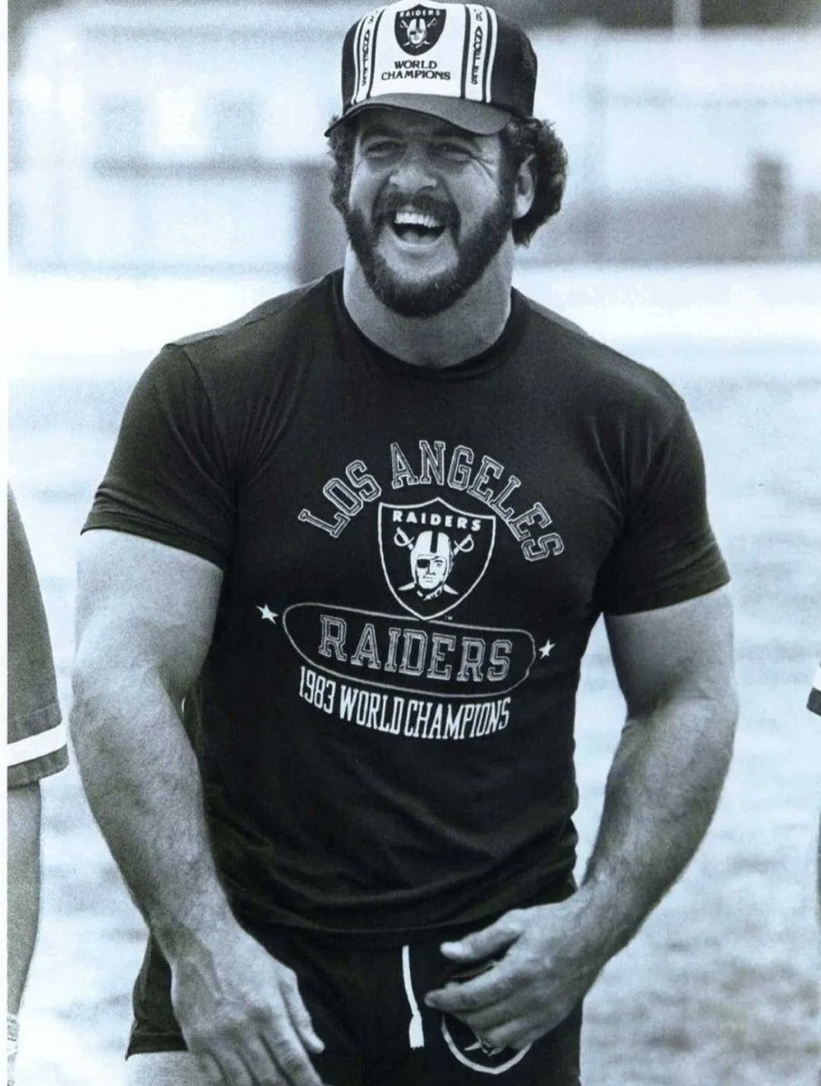 🔥🔥 Lyle Alzado🕊️ smiling with Championship Raiders gear on. Gotta love it!

#RaiderNation #WayBackWednesday