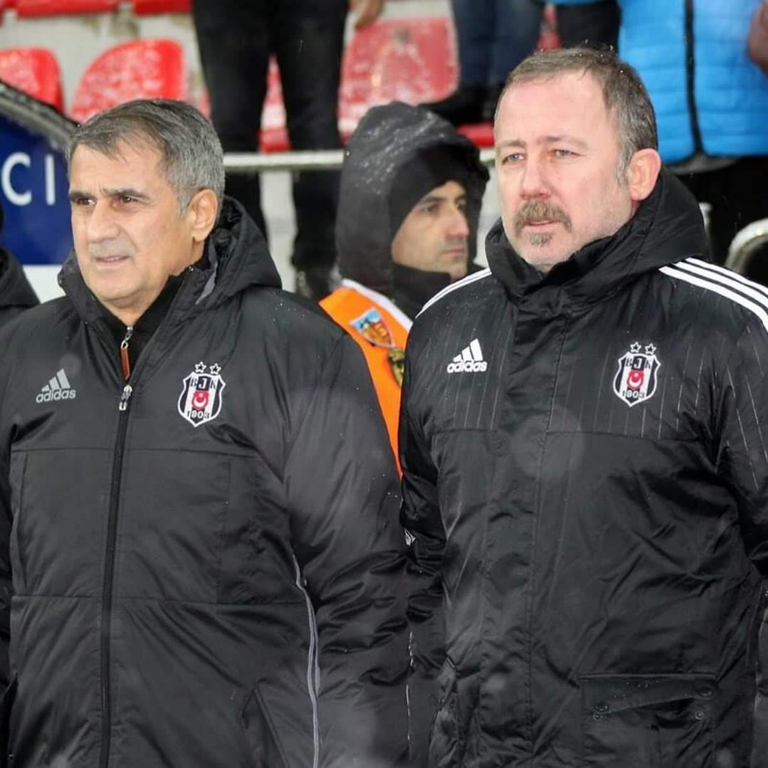 Beşiktaşın yerli olarak sadece iki ihtimali var...
üçüncüsü asla olmaz...!
#ŞenolGüneş
#SergenYalçın
#Beşiktaş
@Hasan_Arat 
@Besiktas